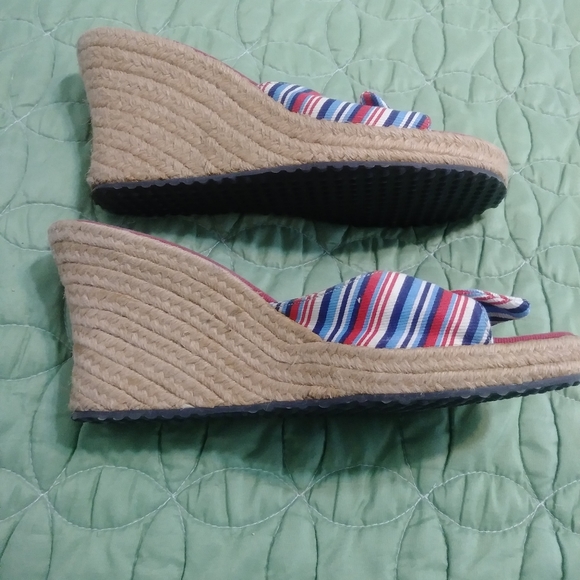 Unlisted Wedge - Picture 2 of 5